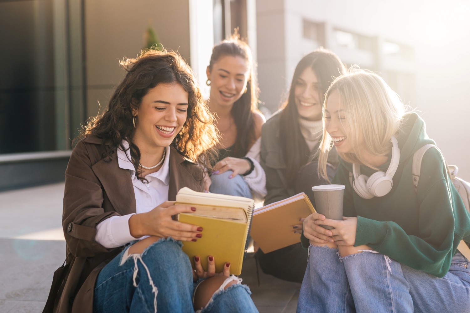 Eine Gruppe von Bachelorstudierenden sieht sich ein Lehrbuch an