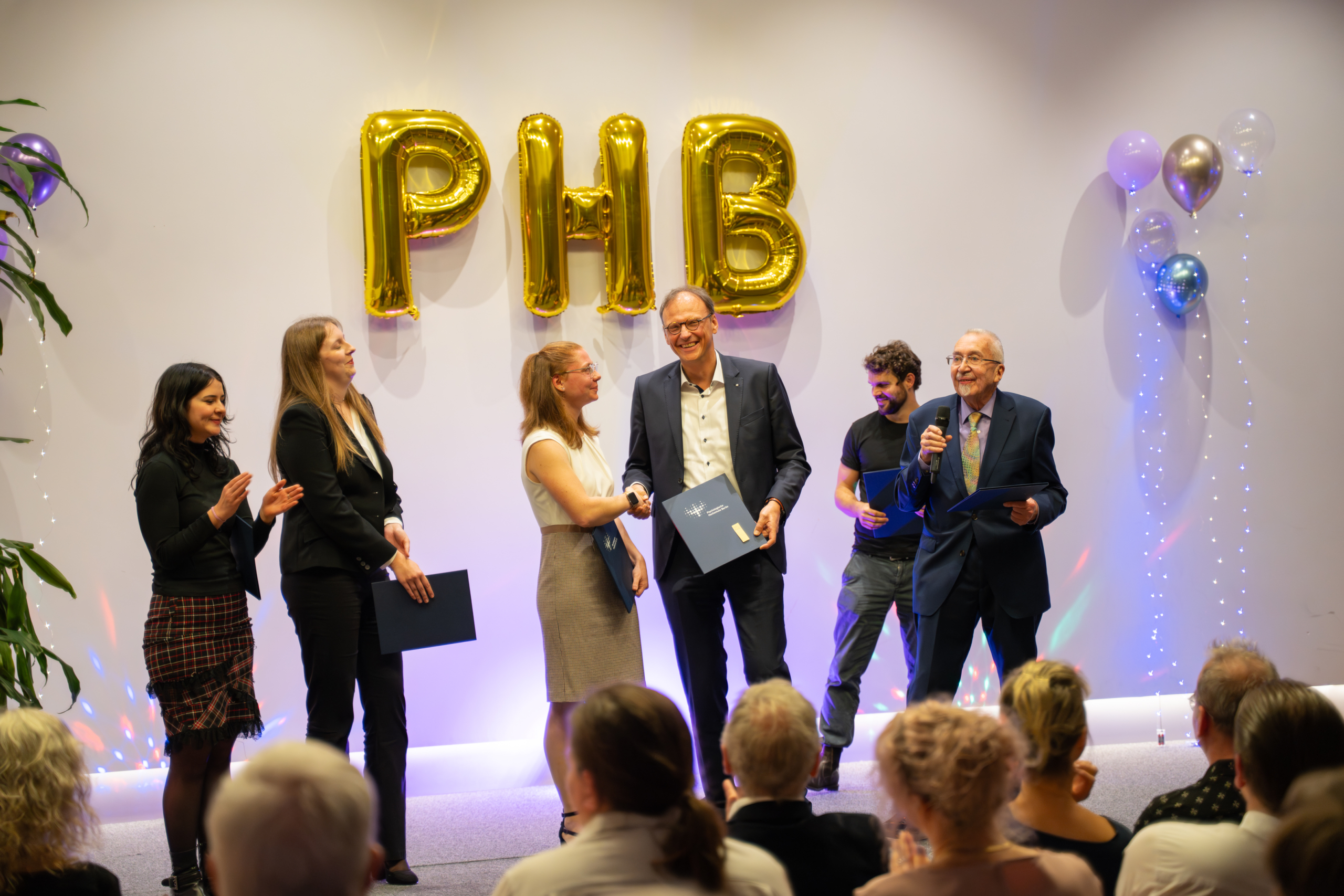 PHB Examensfeier - Foto der diesjährigen Stipendiat*innen