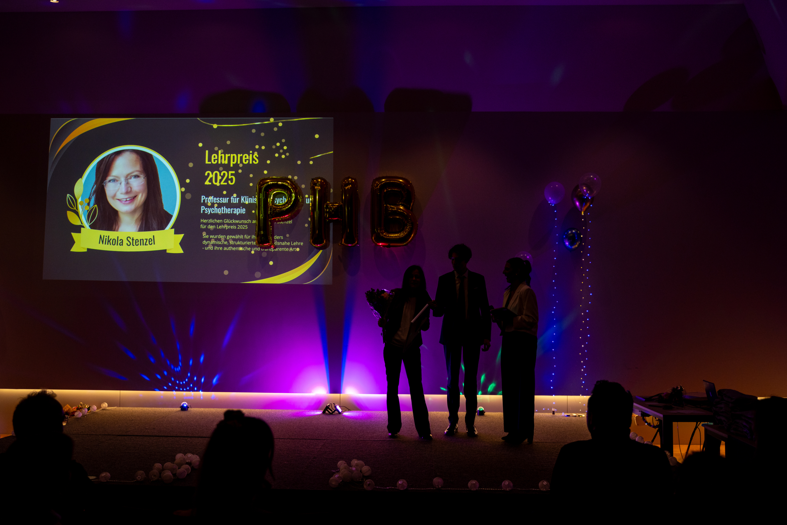 PHB Examensfeier - Foto von der Vergabe der Lehrpreise durch die Fachschaft