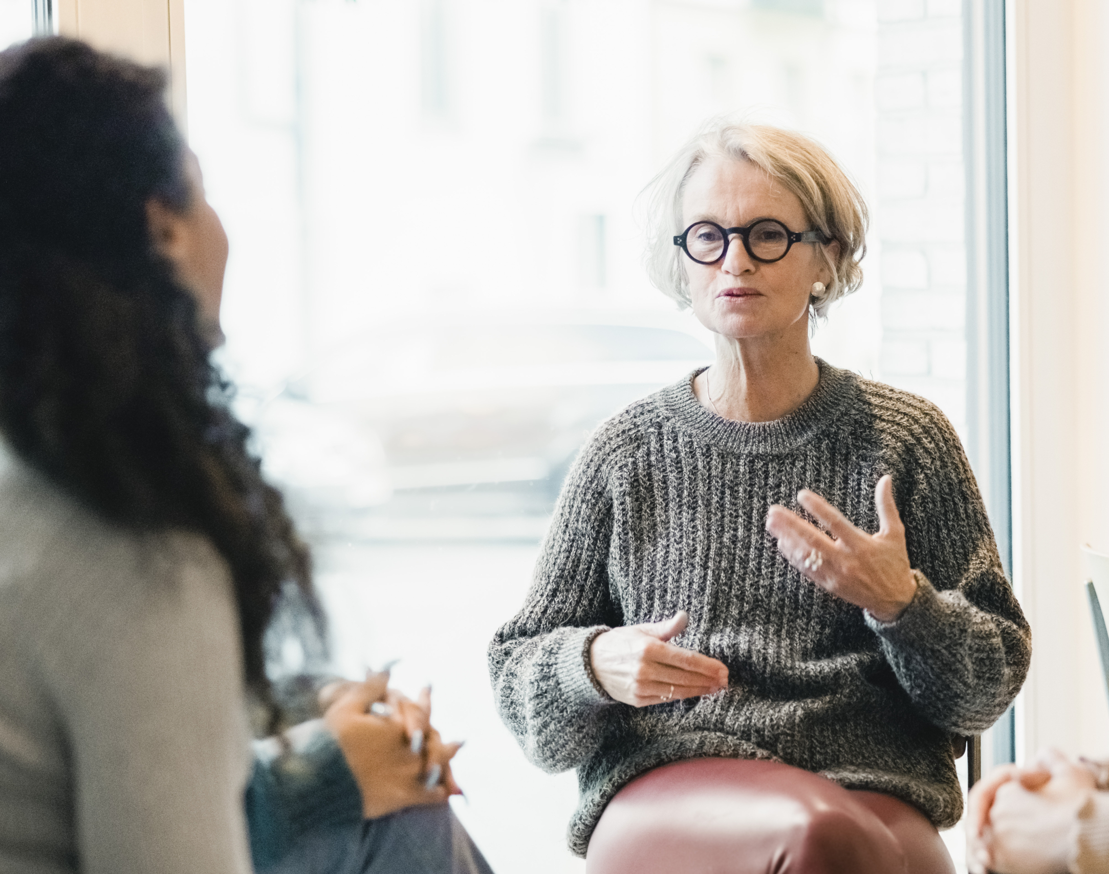 Ältere Frau spricht in einer Gruppentherapie