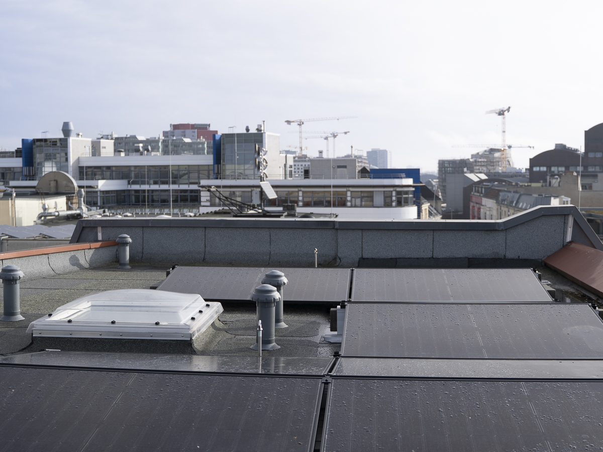 Photovoltaikanlage auf dem Dach der PHB