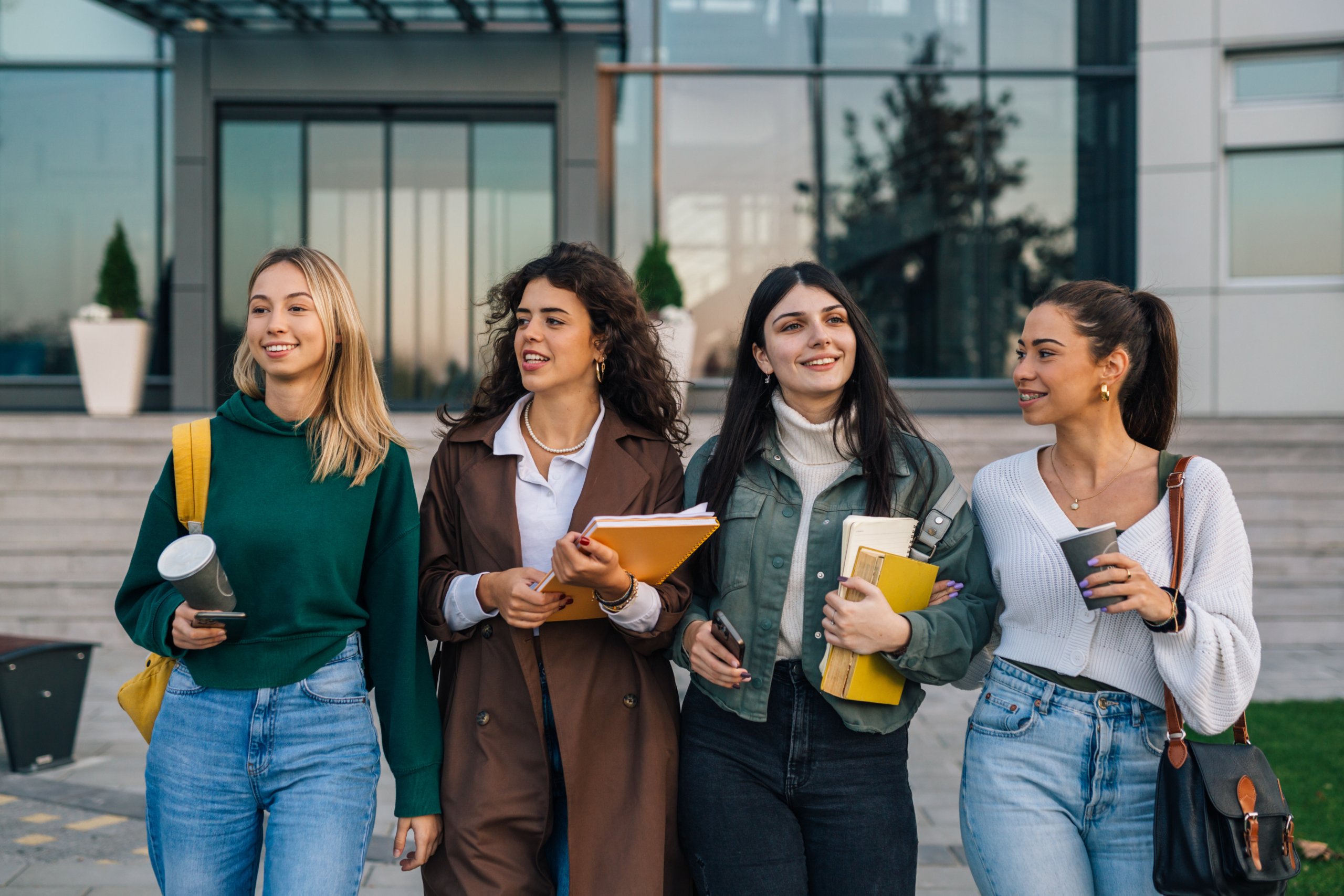 B.Sc. Psychologie Studiengang Eine Gruppe von jungen Menschen läuft der Kamera entgegen
