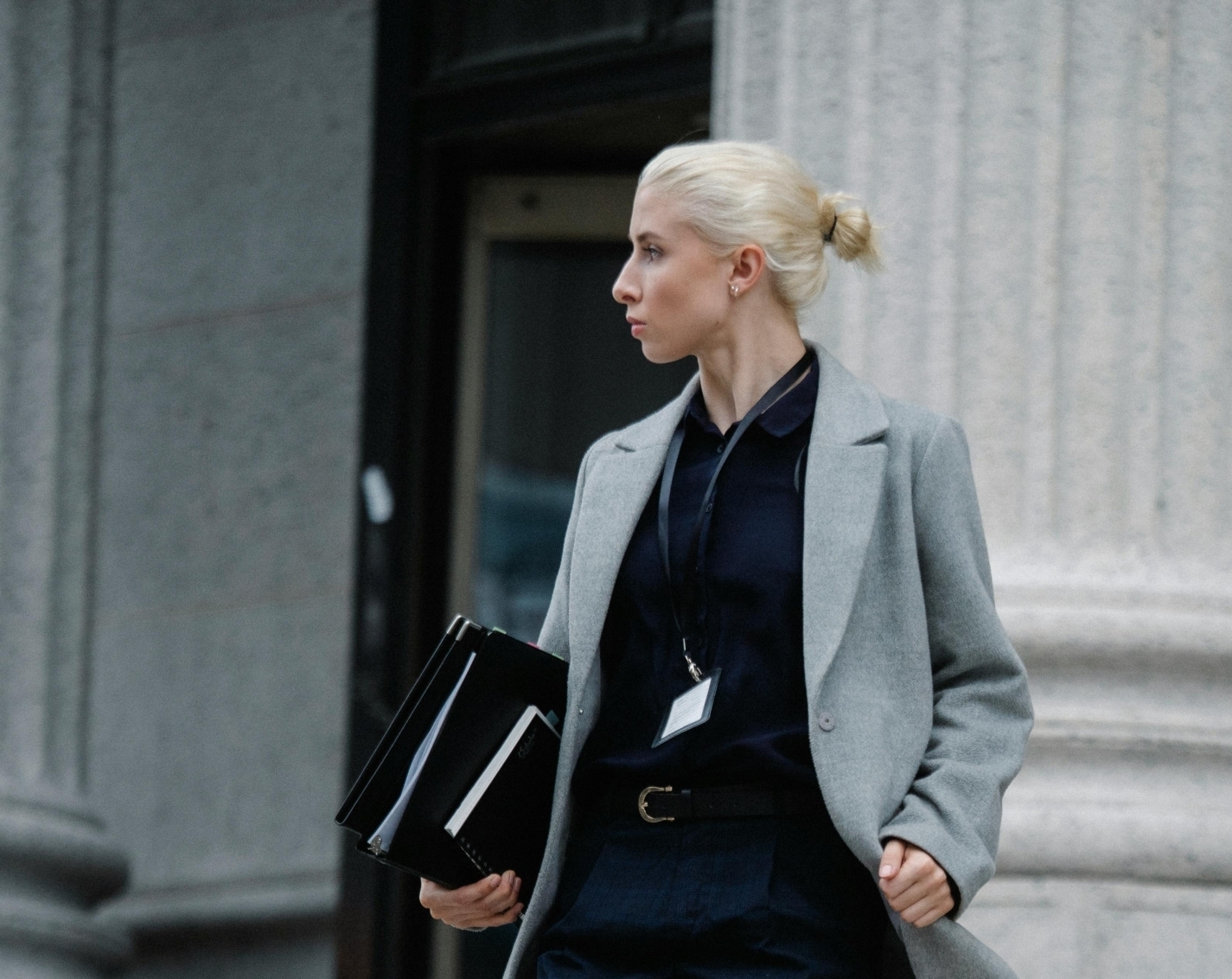 M.Sc. Rechtspsychologie Begutachtung und Intervention Eine Frau läuft eine Treppe hinunter.